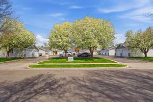 Obstructed view of property featuring a residential view