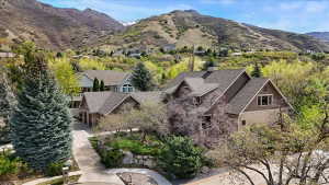 Aerial view of property and surrounding area featuring a mountain backdrop