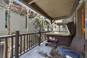 Balcony with a hot tub