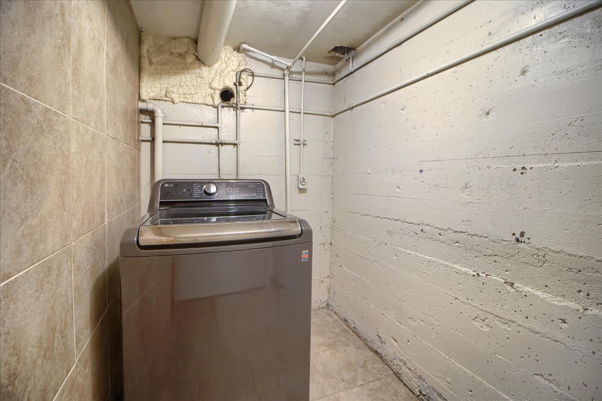 Laundry area featuring washer / clothes dryer