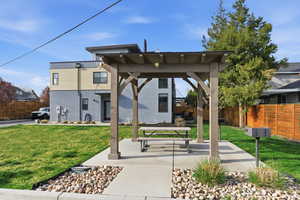 View of home's community