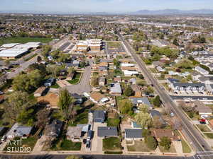 Aerial view of property's location featuring nearby suburban area and elementary school