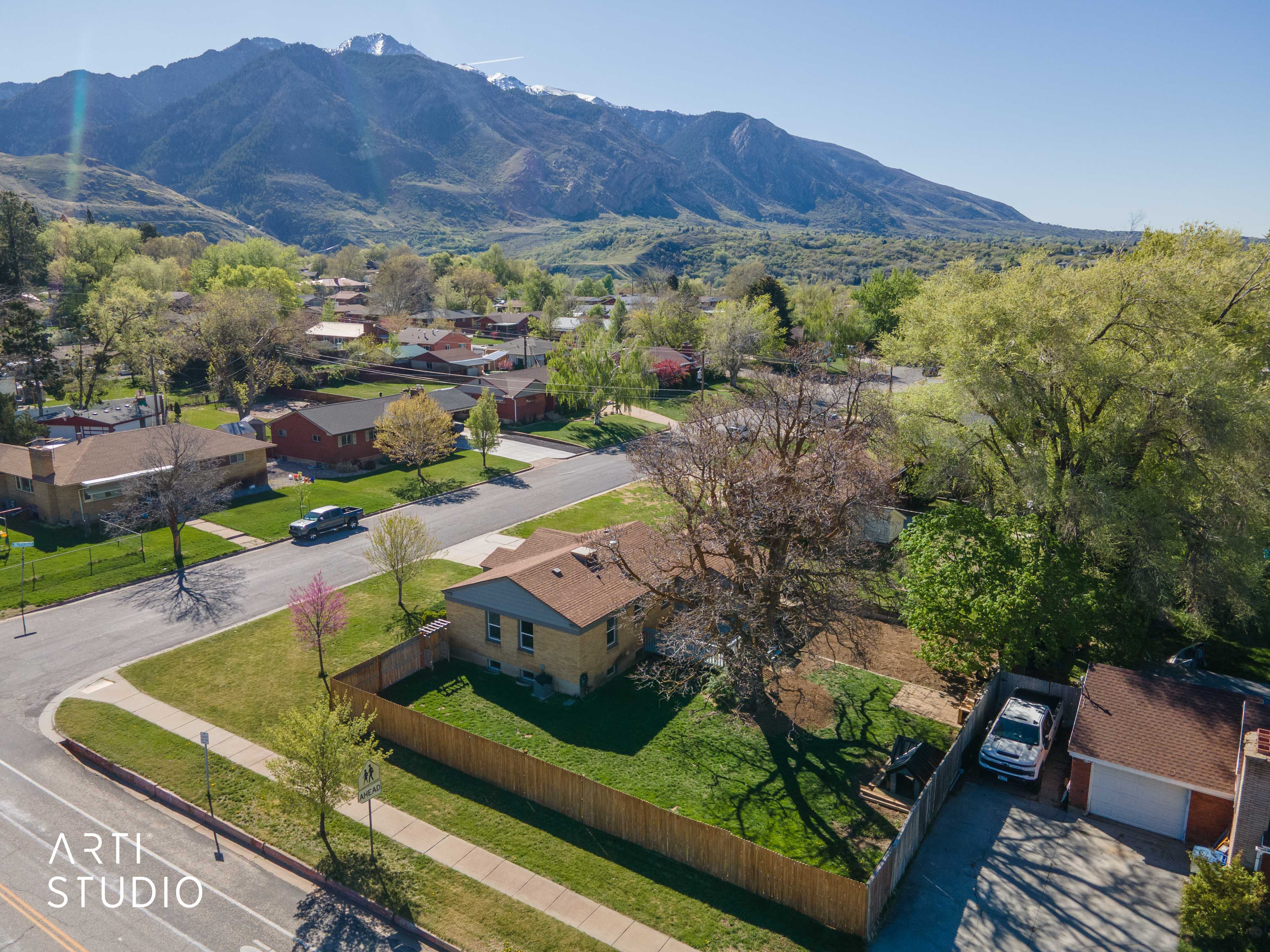 Aerial view of property featuring mountain background