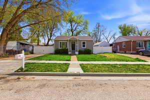 Bungalow with a gate