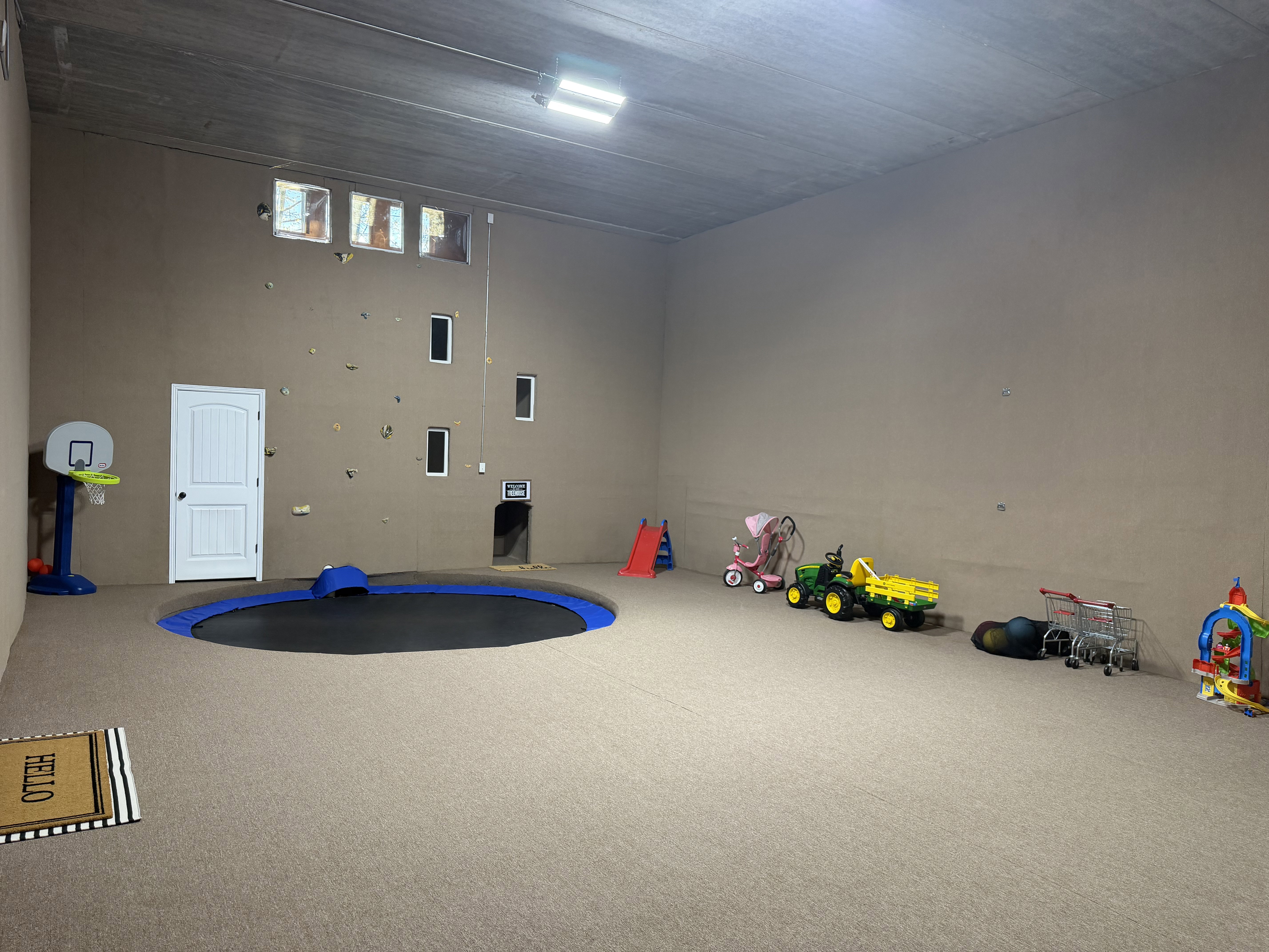 Playroom featuring carpet