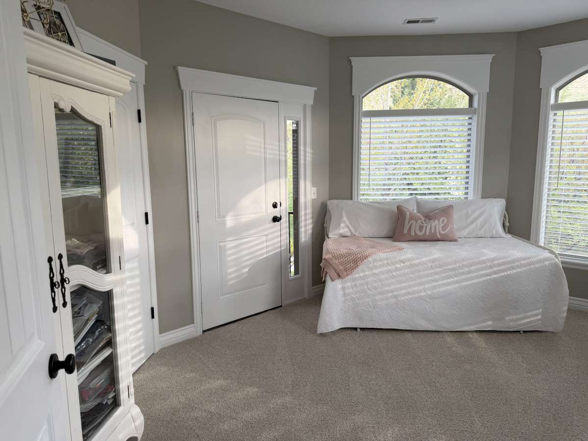 Bedroom with carpet flooring and a closet