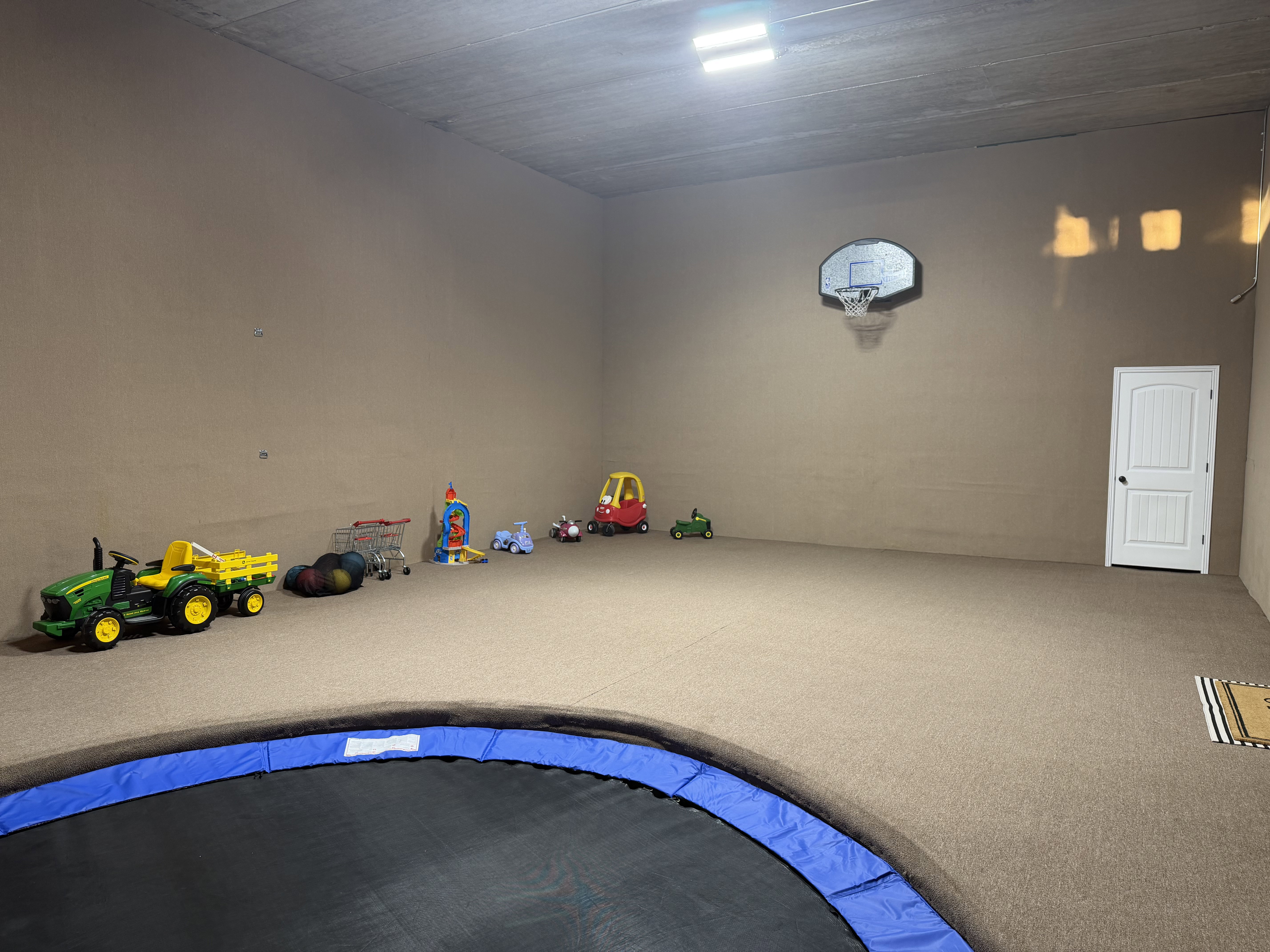 Rec room featuring carpet