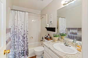 Full bath with vanity and shower / tub combo