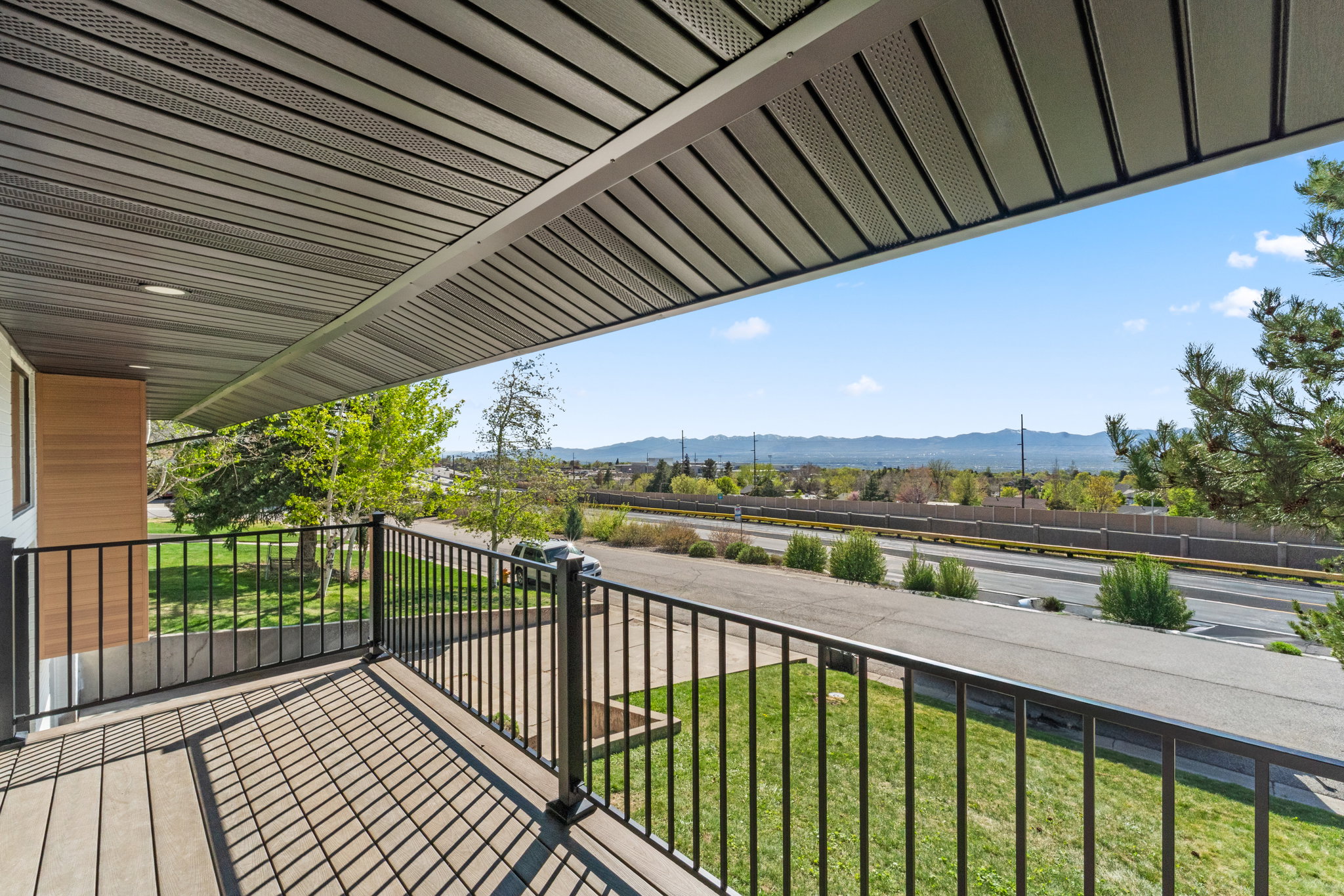 Balcony featuring a mountain view