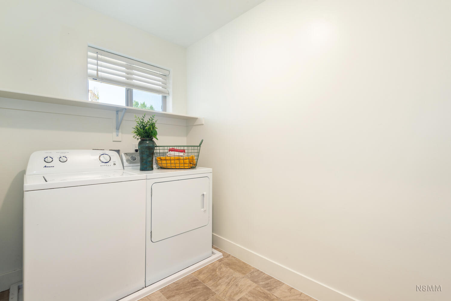 Laundry area with baseboards and washing machine and clothes dryer