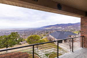Balcony featuring a mountain view
