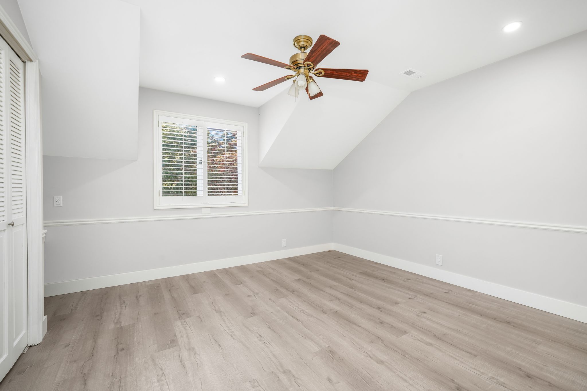 Additional living space with a ceiling fan, light wood-style floors, vaulted ceiling, and recessed lighting