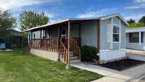 Manufactured / mobile home featuring a porch