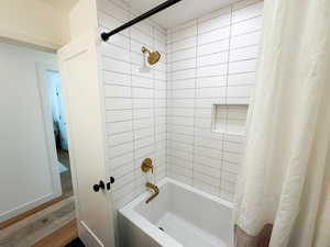 Full main floor bath w/soaking tub/ shower