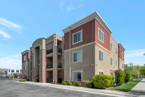 View of apartment building / complex