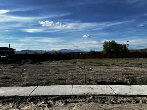 View of yard featuring a mountain view