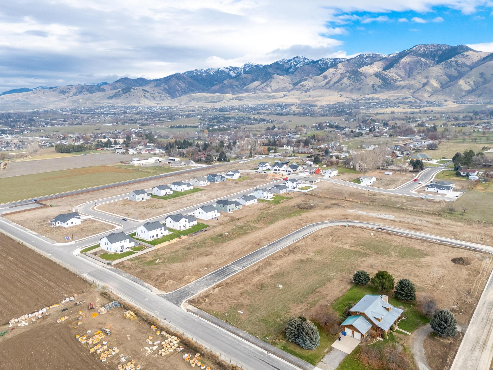View of property location featuring a mountainous background