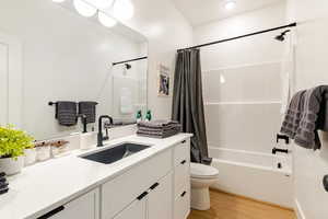 Primary ensuite bathroom, tub/shower combo