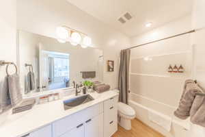 Shared hall bathroom with tub/shower combo