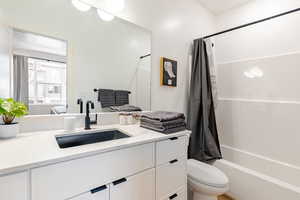 Primary ensuite bathroom with tub/shower combo