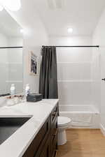 Primary ensuite bathroom with tub/shower combo