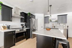 Brand new kitchen w/quartz countertops.