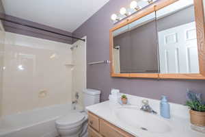 West bedroom ensuite featuring shower / bathtub combo.