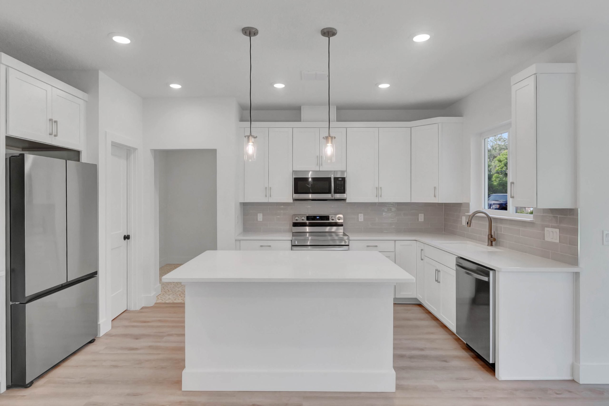 Kitchen with large island