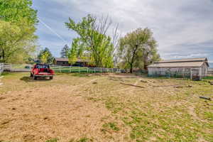 View of yard featuring an outbuilding