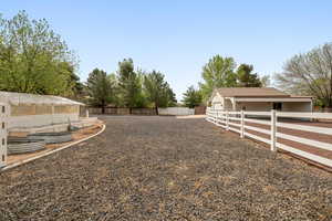 View of yard featuring an outbuilding