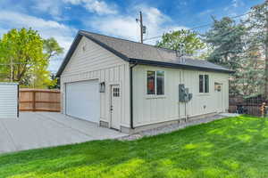 Garage 30.5' Deep 28.5' Wide.  50 amp elec service.