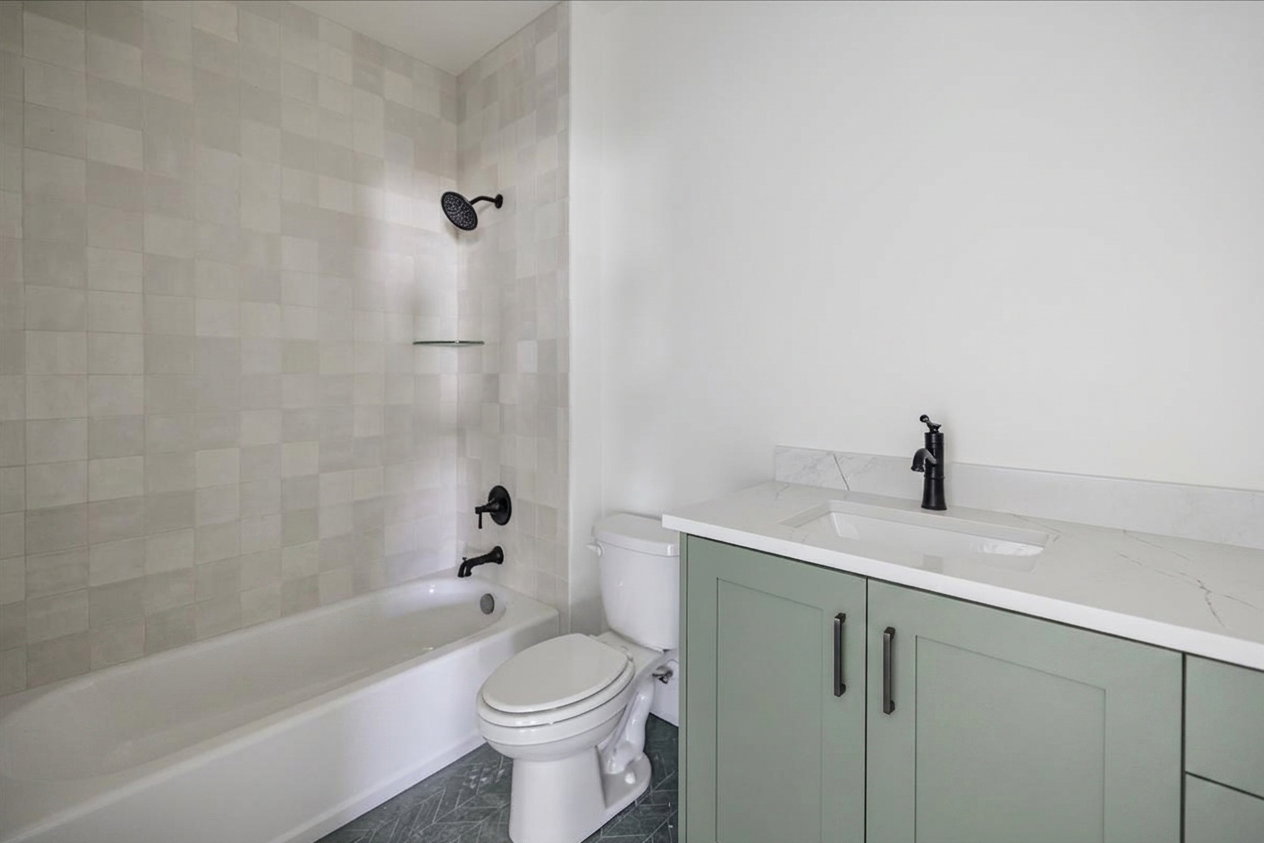 Upper Floor Shared Bath