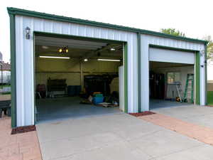 Garage with concrete driveway, electricity, fully insulated