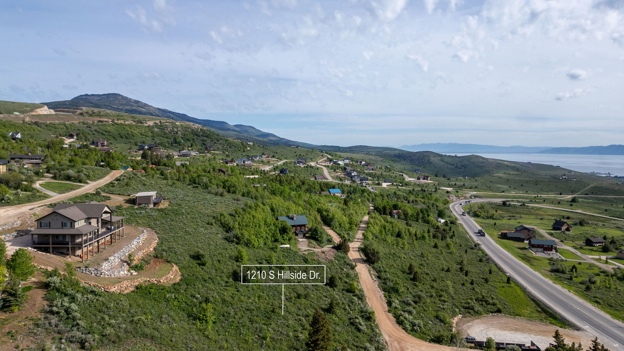View of property location with a mountainous background and property boundaries highlighted