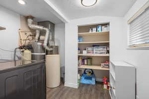 Utility room with washer / dryer