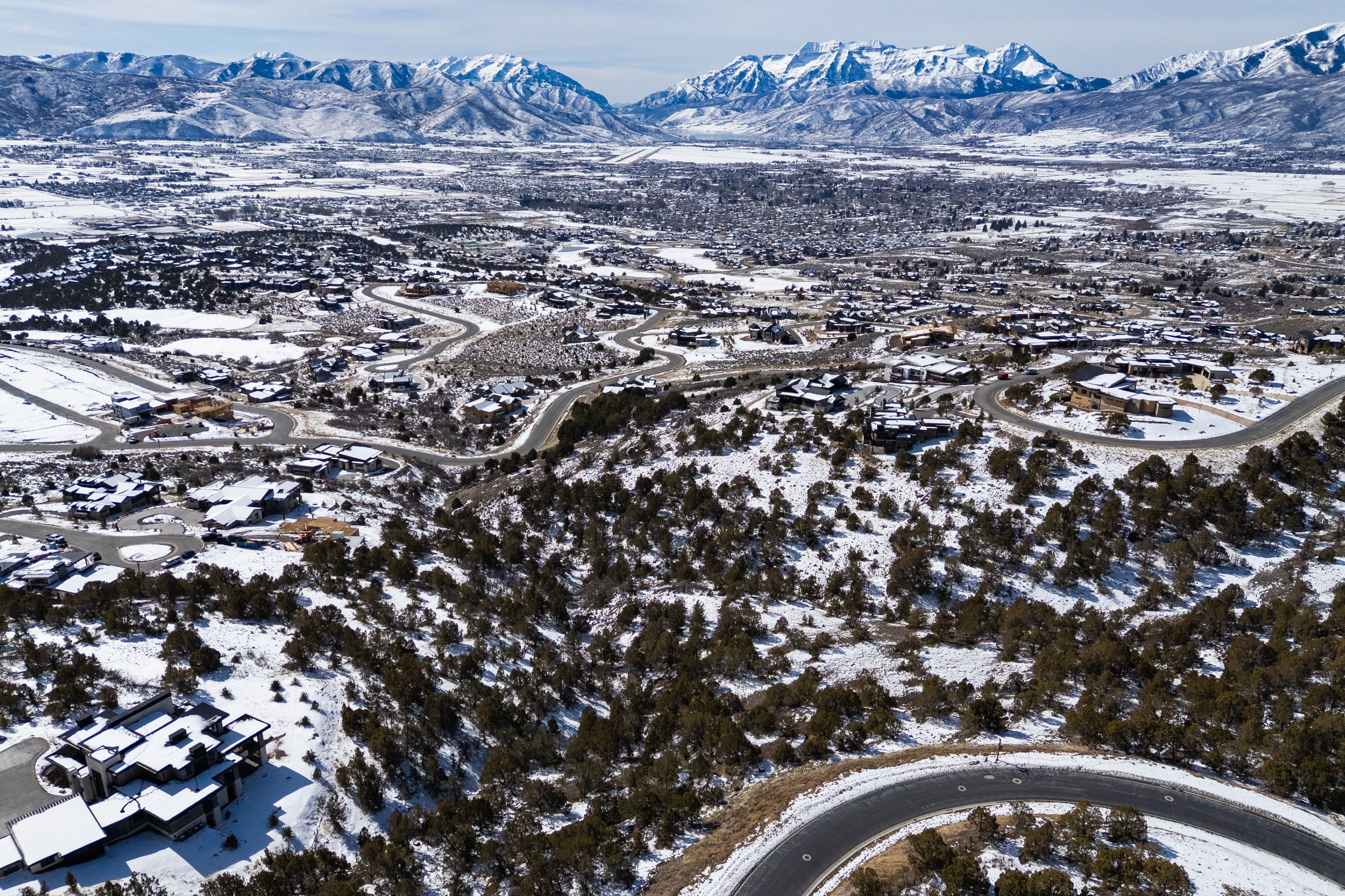 Snowy aerial view featuring a mountain view