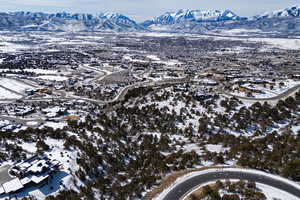 Snowy aerial view featuring a mountain view
