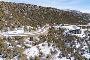 Snowy aerial view featuring a mountain view