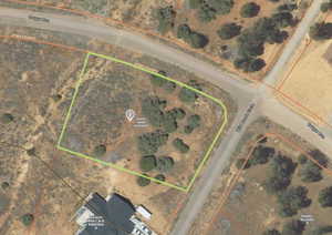 Aerial map of property and surrounding area with property boundaries highlighted (boundaries are approximate)