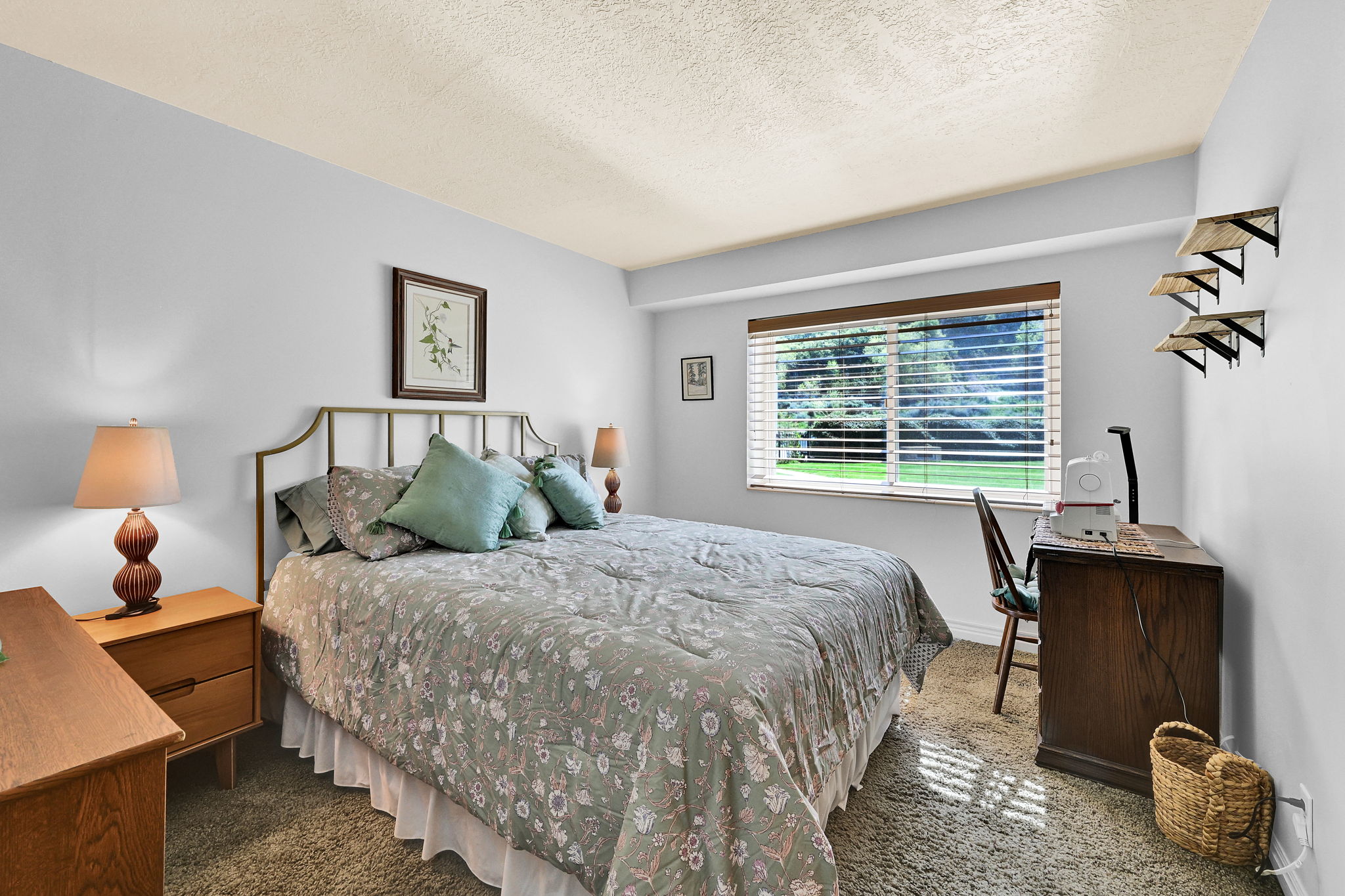 Large Bedroom with carpet floors