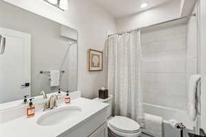 Full bath with vanity and shower / tub combo