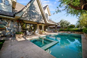 Integrated pool / spa with a patio area