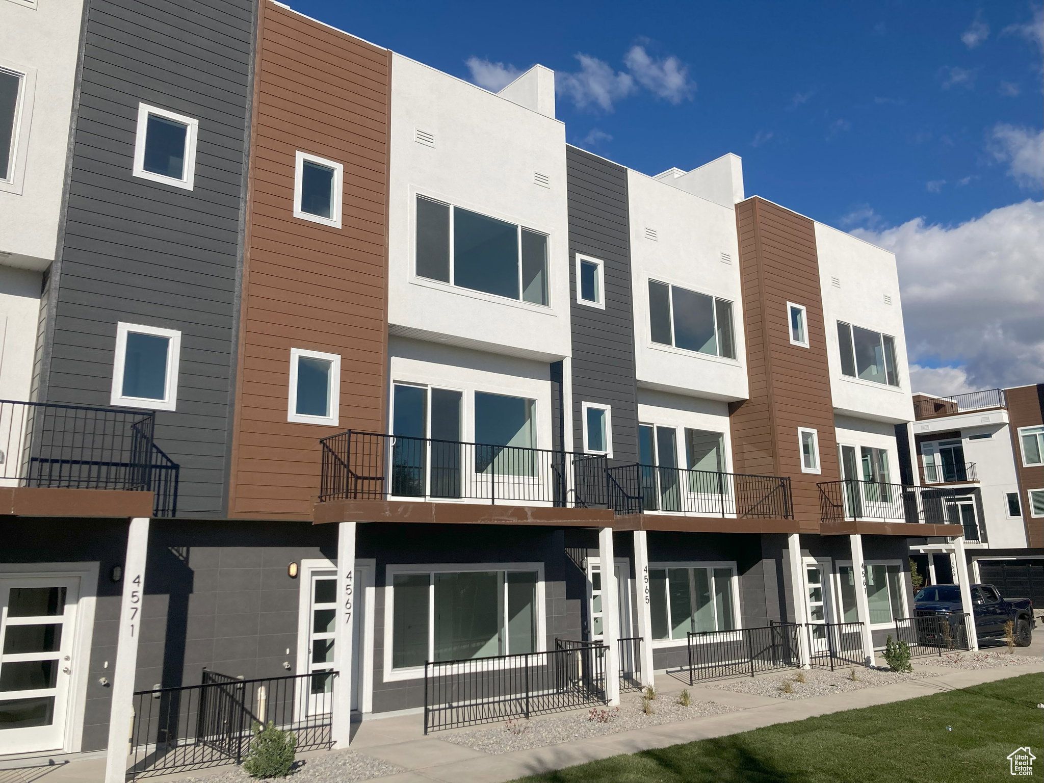 View of apartment building / complex