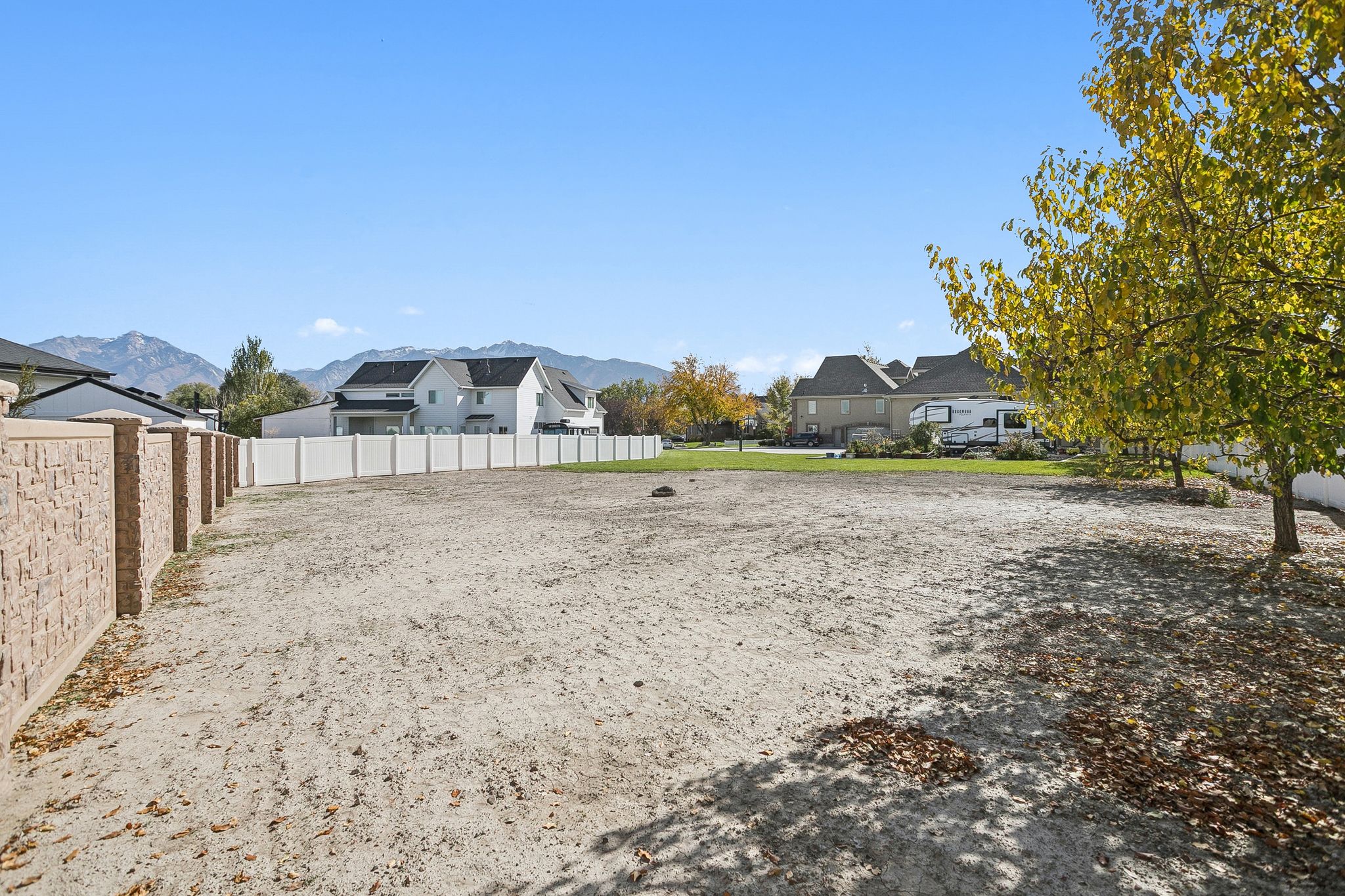 View of yard featuring a mountain view