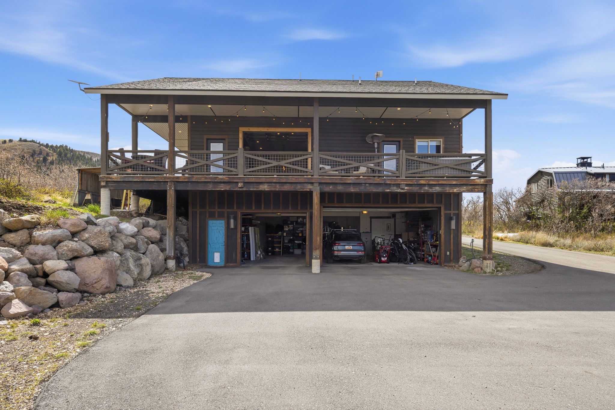 View of front of house with driveway