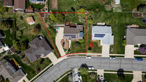 Aerial view of residential area featuring property parcel outlined