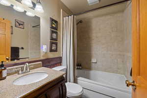 Full bath with vanity and shower / tub combo