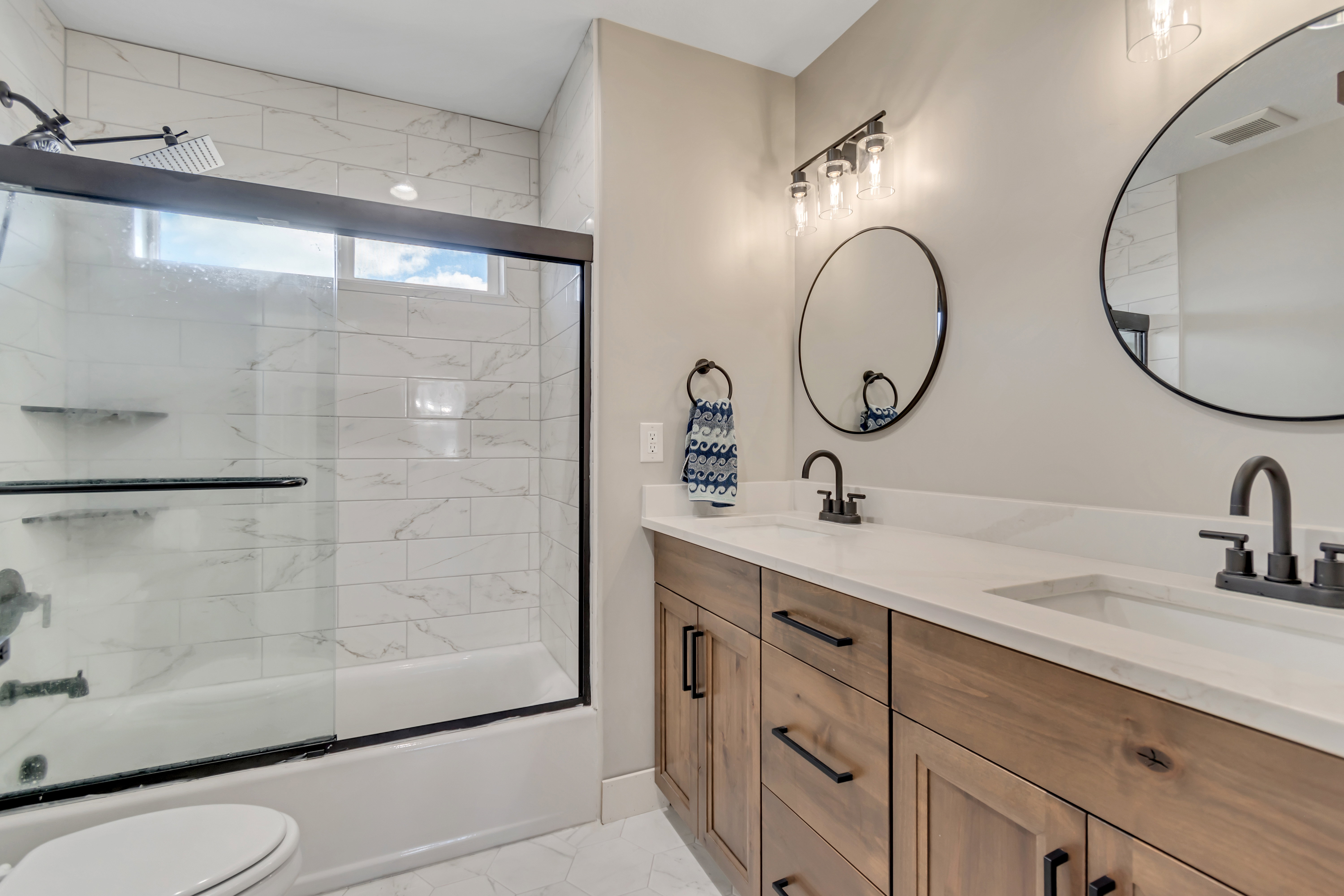 Shared Full Bathroom