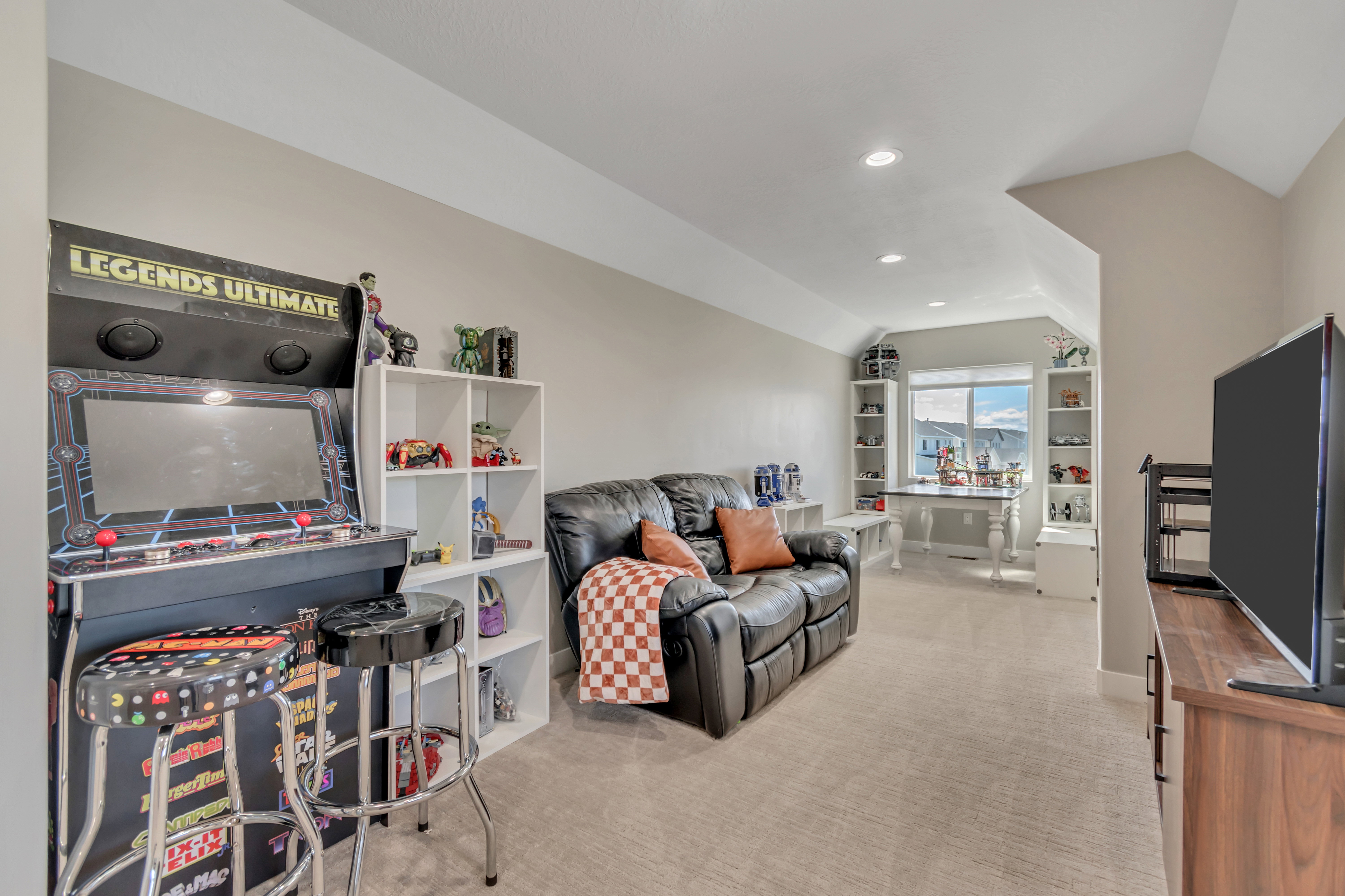 Living area featuring lofted ceiling, light colored carpet, recessed lighting, and built in features