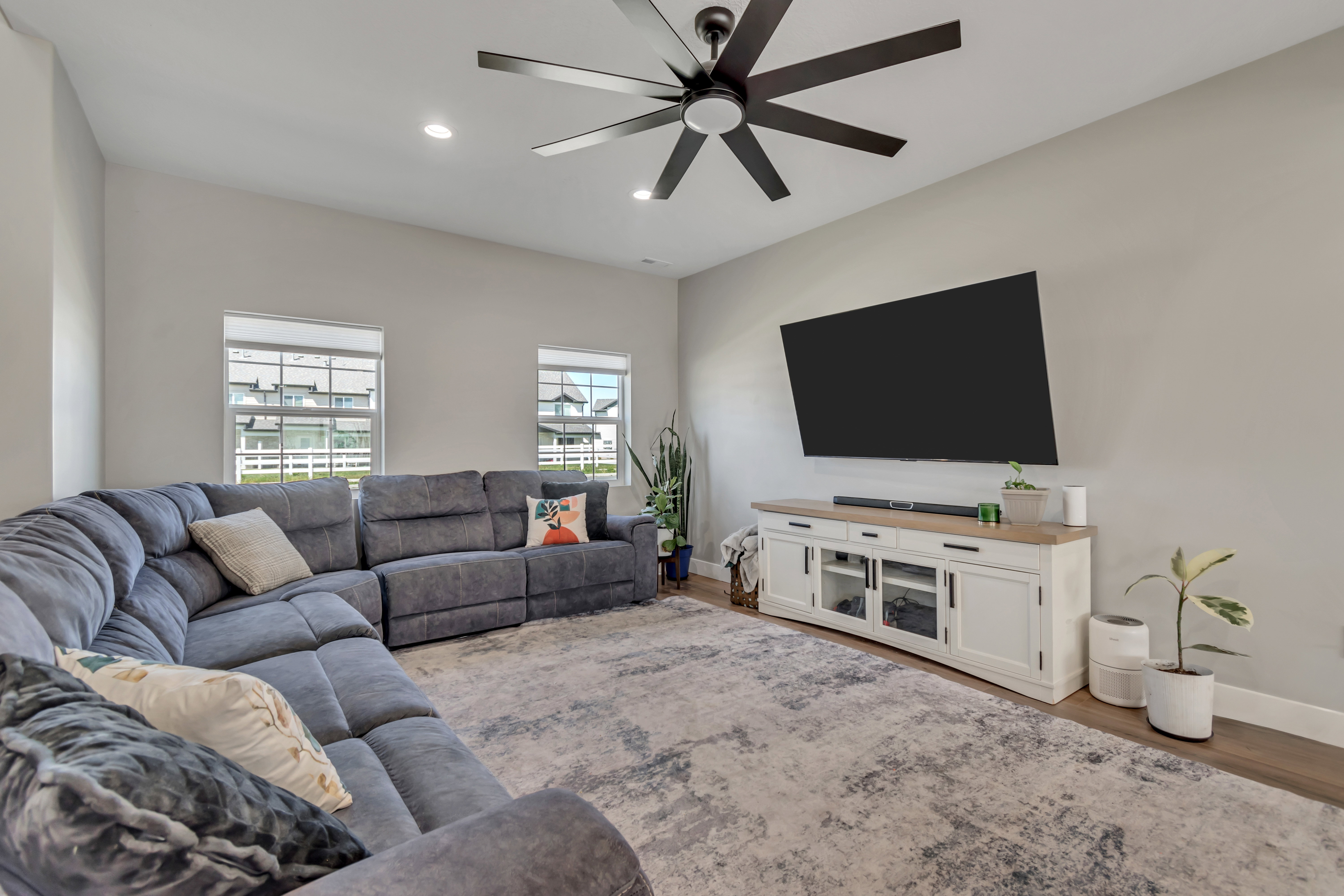 Living area featuring wood finished floors, recessed lighting, and a ceiling fan